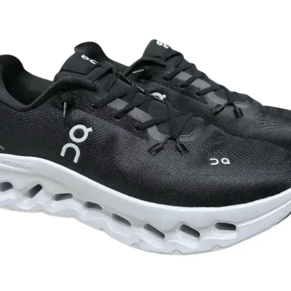 Oncloud men’s running shoes.